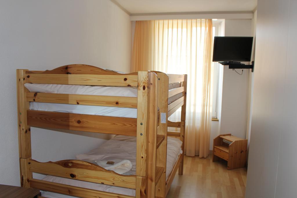 Hotel De La Gare Yvonand Стая снимка